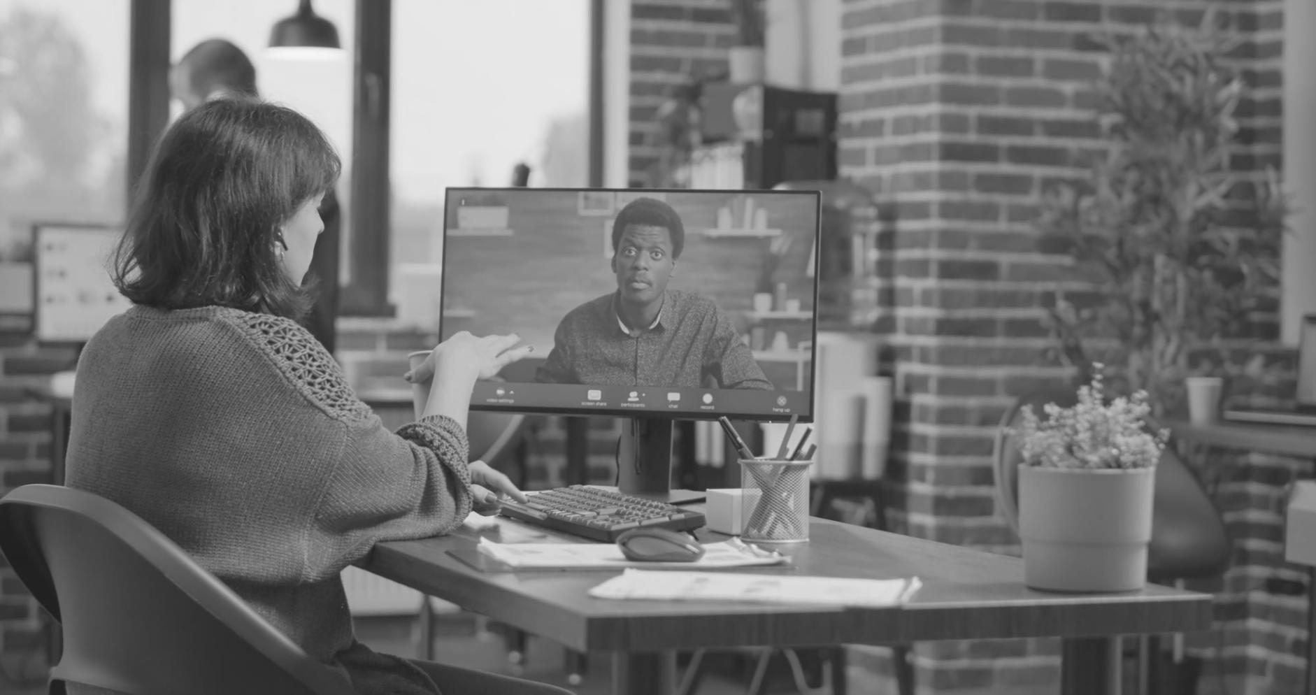 Estudiantes practicando estrategias de trading